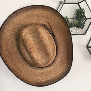 Jason Aldean cowboy hat.